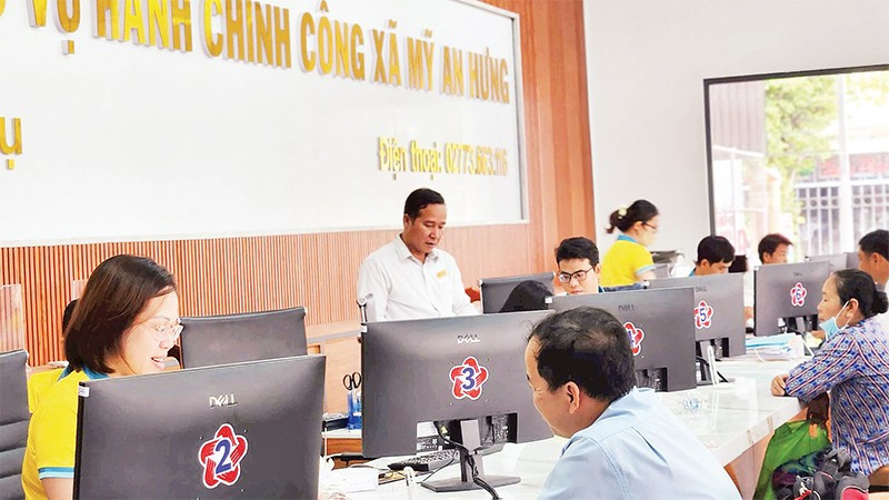 Người dân làm thủ tục hành chính tại Trung tâm Phục vụ hành chính công xã Mỹ An Hưng.