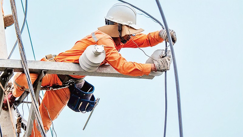 Công nhân Công ty Điện lực Đắk Lắk sửa chữa, cải tạo lưới điện.