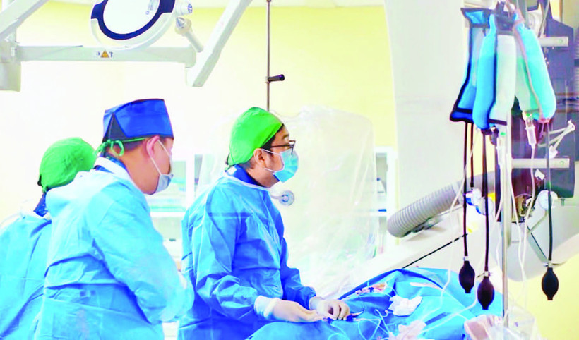 Bác sĩ can thiệp ca bệnh bị đột quỵ tại Bệnh viện đa khoa Xuyên Á Thành phố Hồ Chí Minh.