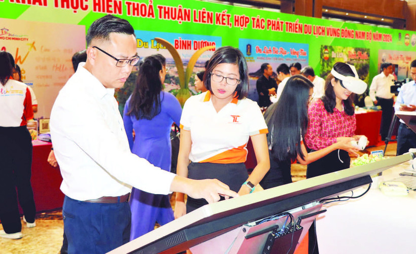 Người dân tham quan bản đồ tương tác thông minh, số hóa các điểm du lịch tại Đồng Nai.