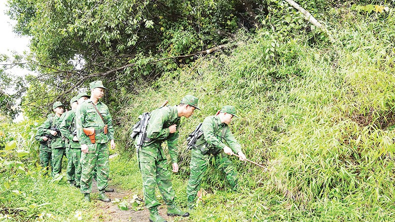Cán bộ, chiến sĩ Đồn Biên phòng Cửa khẩu quốc tế Hữu Nghị tuần tra, kiểm soát dọc biên giới.