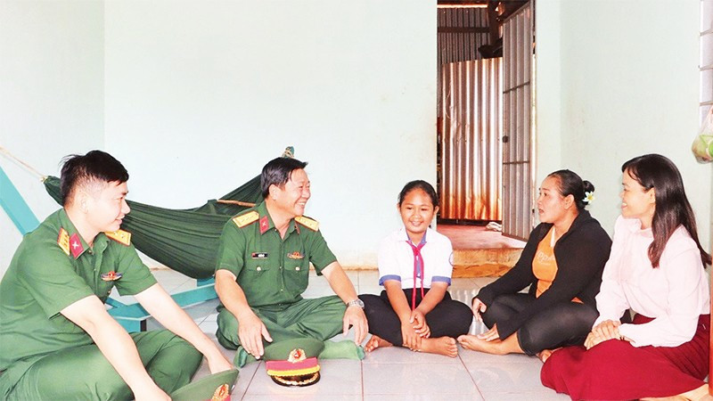 Cán bộ, chiến sĩ Trung đoàn 717 đến động viên, thăm hỏi học sinh dân tộc thiểu số khó khăn ở địa bàn đóng quân.