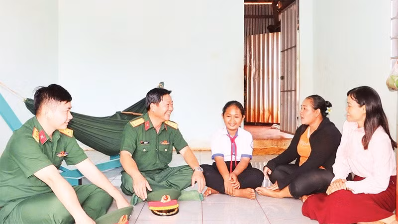 Cán bộ, chiến sĩ Trung đoàn 717 đến động viên, thăm hỏi học sinh dân tộc thiểu số khó khăn ở địa bàn đóng quân.