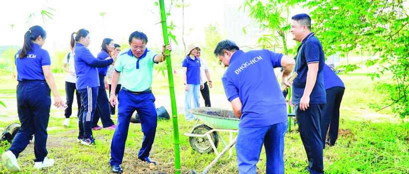 Ông Tăng Hữu Thủy, Bí thư Đảng ủy, Giám đốc Trung tâm Quản lý Ký túc xá và Khu đô thị Đại học Quốc gia Thành phố Hồ Chí Minh cùng cán bộ, giảng viên, sinh viên tham gia trồng tre.