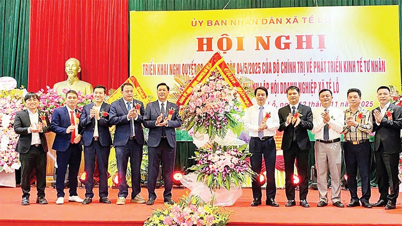 Thường trực Đảng ủy xã Tề Lỗ chúc mừng Hội Doanh nghiệp xã.