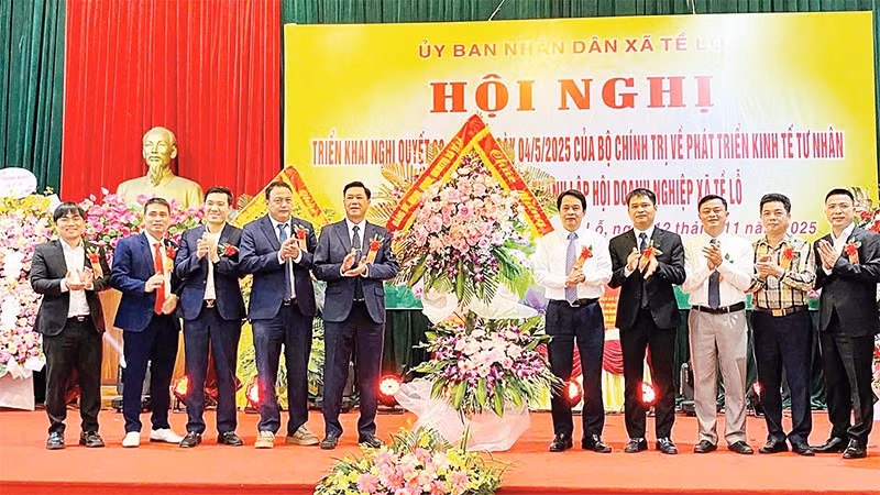 Thường trực Đảng ủy xã Tề Lỗ chúc mừng Hội Doanh nghiệp xã.