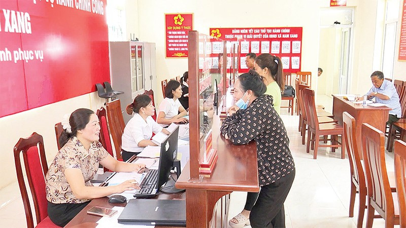 Cán bộ, công chức xã hướng dẫn người dân thực hiện các thao tác nộp hồ sơ trực tuyến tại Trung tâm Phục vụ hành chính công.