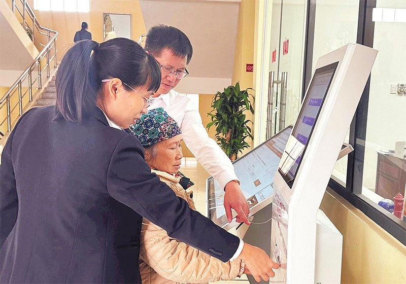 Hỗ trợ công dân các thao tác trên ứng dụng điện tử tại Trung tâm Phục vụ hành chính công phường Tam Sơn.