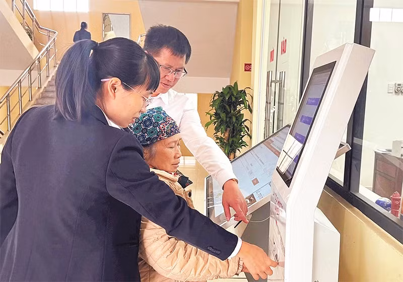 Hỗ trợ công dân các thao tác trên ứng dụng điện tử tại Trung tâm Phục vụ hành chính công phường Tam Sơn.