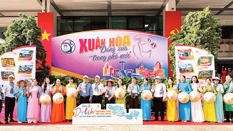 Phường Xuân Hòa ra mắt sản phẩm “Xuân Hòa-Dáng xưa trong phố mới”. (Ảnh LONG TRÌ)