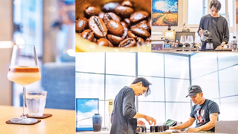 Du khách nước ngoài trải nghiệm tại quán cà-phê đặc sản ở Đà Nẵng.