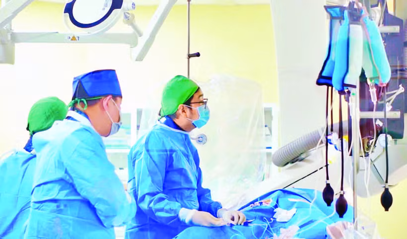 Bác sĩ can thiệp ca bệnh bị đột quỵ tại Bệnh viện đa khoa Xuyên Á Thành phố Hồ Chí Minh.