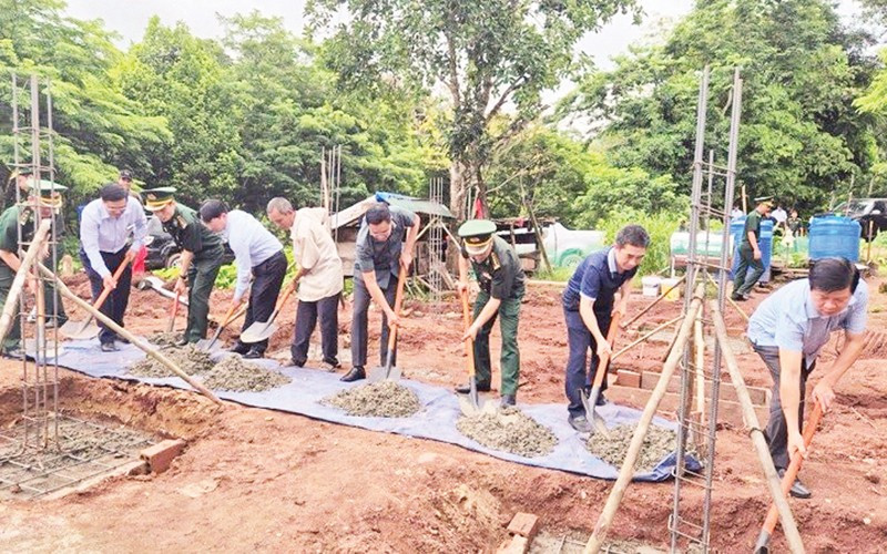 Các đại biểu thực hiện nghi thức khởi công xóa nhà tạm, nhà dột nát cho đồng bào dân tộc thiểu số.