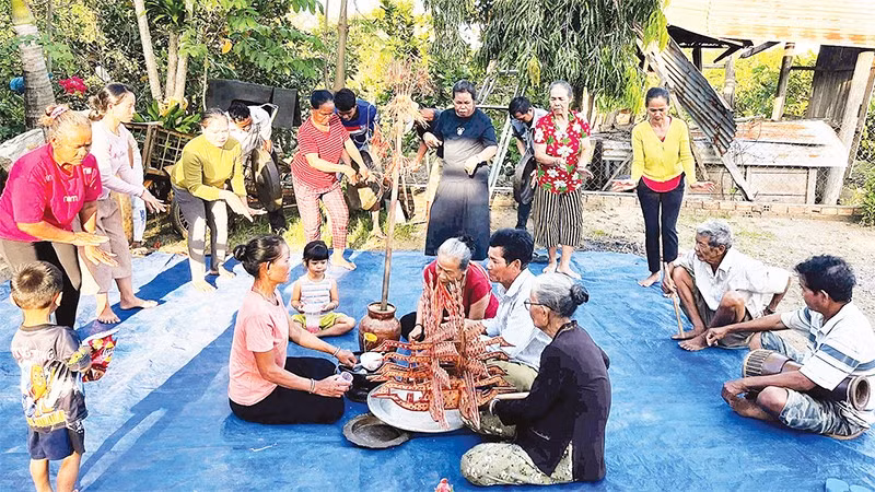 Đồng bào Xtiêng tập duyệt các nghi thức chuẩn bị cho Lễ hội mừng lúa mới.