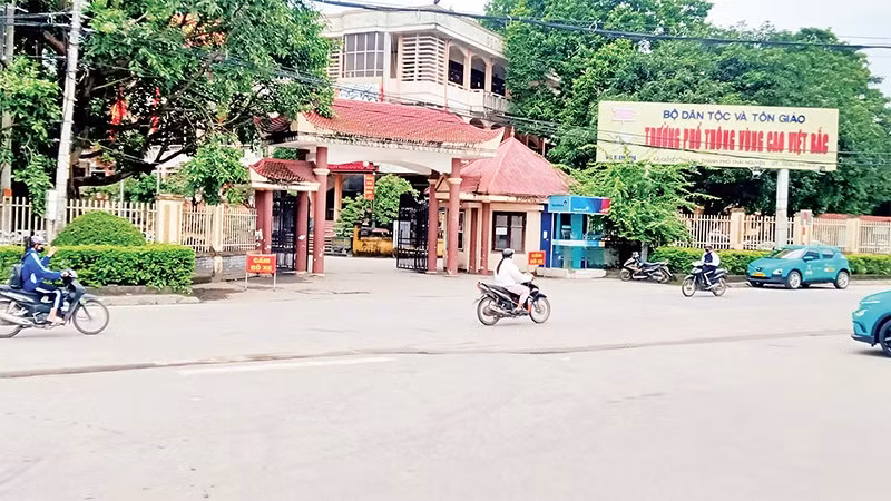 Trường phổ thông vùng cao Việt Bắc được đầu tư, nâng cấp, tăng quy mô, chất lượng nuôi, dạy học sinh người dân tộc thiểu số.