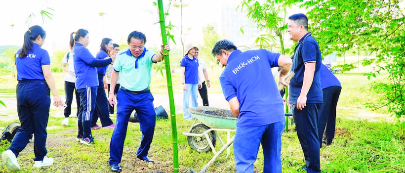 Ông Tăng Hữu Thủy, Bí thư Đảng ủy, Giám đốc Trung tâm Quản lý Ký túc xá và Khu đô thị Đại học Quốc gia Thành phố Hồ Chí Minh cùng cán bộ, giảng viên, sinh viên tham gia trồng tre.