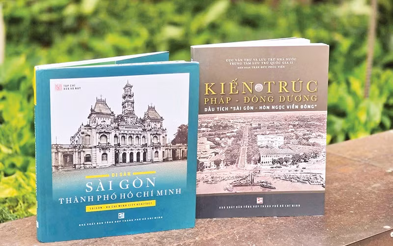 Bìa hai cuốn sách “Di sản Sài Gòn-Thành phố Hồ Chí Minh” và “Kiến trúc Pháp-Đông Dương, dấu tích Sài Gòn-Hòn ngọc Viễn Đông”.