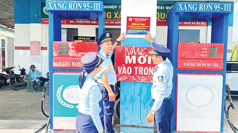 Chi cục Quản lý thị trường tỉnh Đắk Lắk kiểm tra các cây xăng dầu trên địa bàn tỉnh.