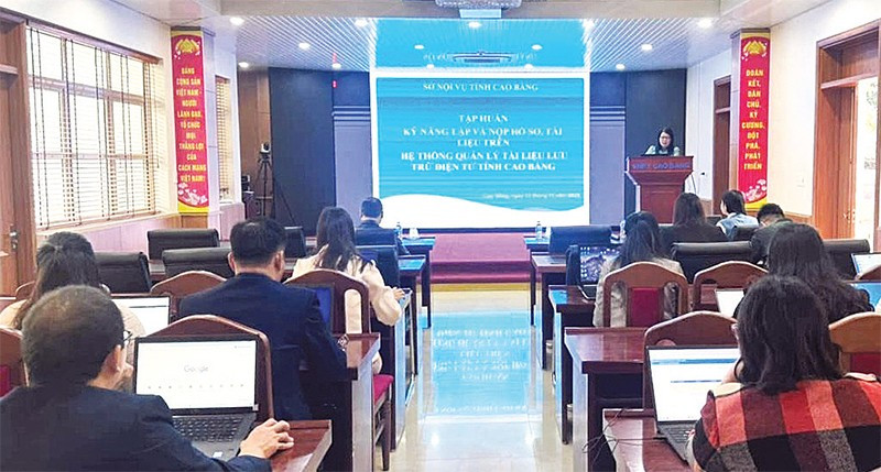 Các học viên trao đổi, xử lý những vướng mắc trong thực hiện nhiệm vụ.