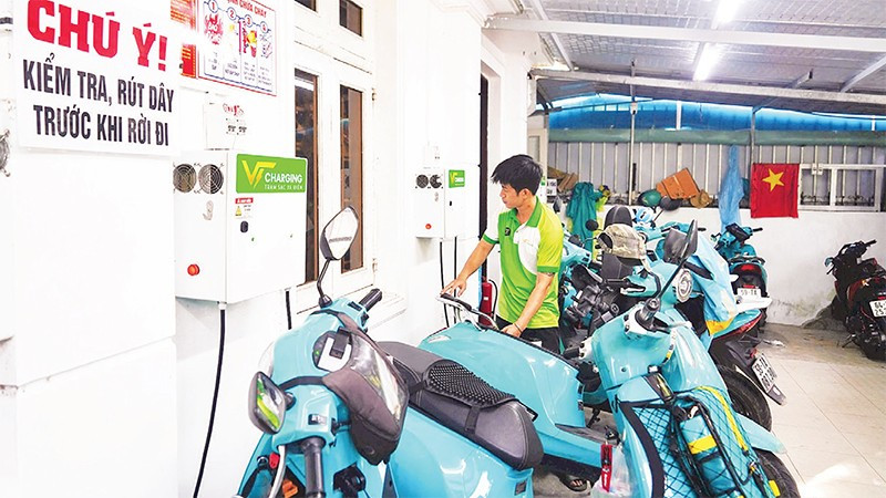 Điểm cung cấp dịch vụ sạc cho xe máy điện tại phường Tân Hưng, Thành phố Hồ Chí Minh. (Ảnh THẾ ANH)