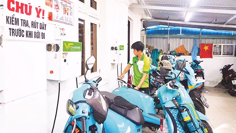 Điểm cung cấp dịch vụ sạc cho xe máy điện tại phường Tân Hưng, Thành phố Hồ Chí Minh. (Ảnh THẾ ANH)