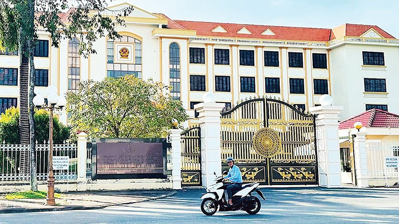 Trụ sở Ủy ban nhân dân tỉnh Bạc Liêu cũ, được xây dựng to, đẹp hiện tạm bỏ không hơn bốn tháng qua.