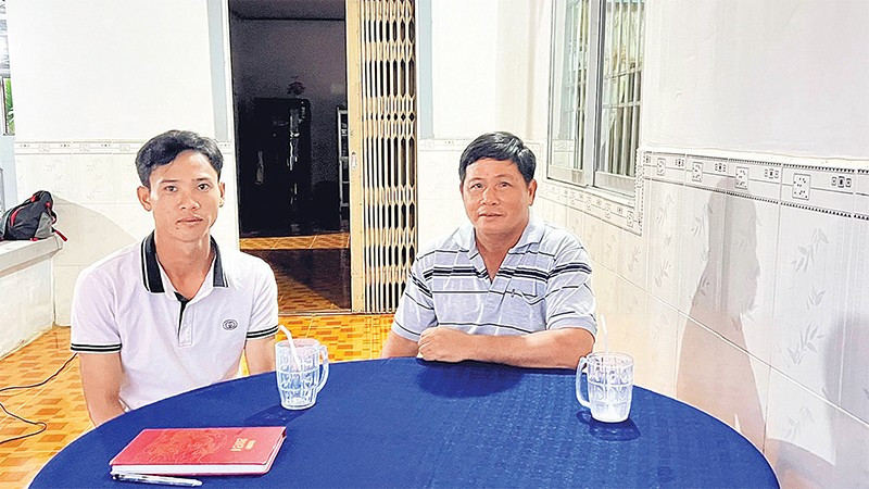 Em Trương Minh Cầm, xã Mỹ An Hưng, tỉnh Đồng Tháp và cha tại nhà.