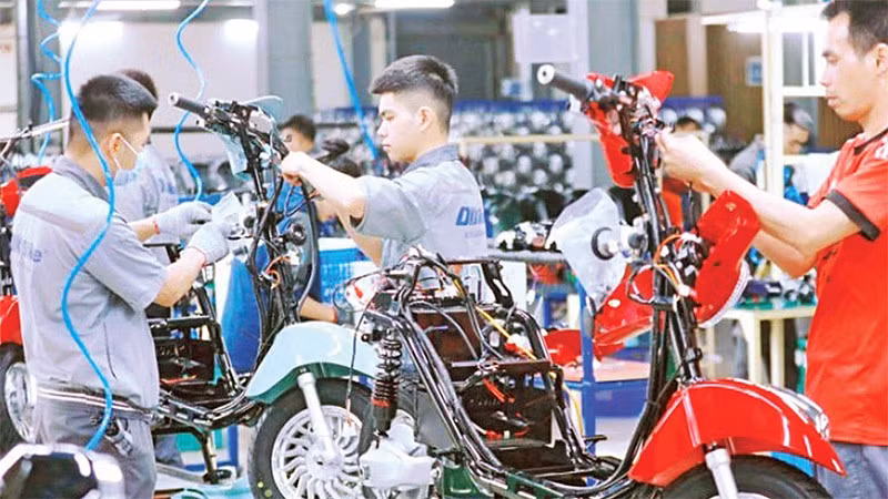 Hoạt động sản xuất tại Công ty trách nhiệm hữu hạn Một thành viên Xe điện DK Việt Nhật.