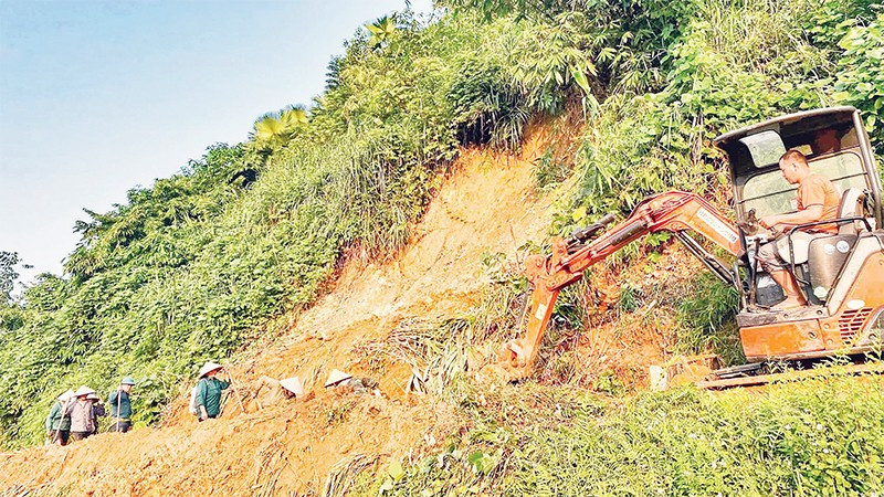Công ty Trách nhiệm hữu hạn Một thành viên Khai thác thủy lợi Thái Nguyên huy động nhân lực, phương tiện khắc phục sạt lở kênh mương ở xã Định Hóa.