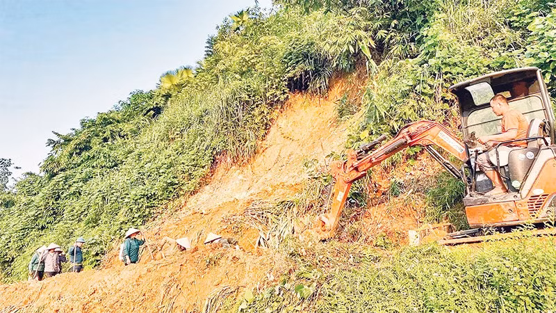 Công ty Trách nhiệm hữu hạn Một thành viên Khai thác thủy lợi Thái Nguyên huy động nhân lực, phương tiện khắc phục sạt lở kênh mương ở xã Định Hóa.