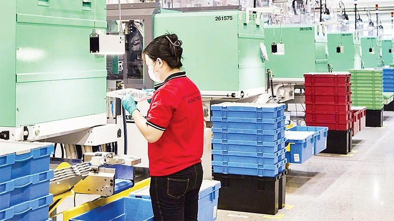 Sản xuất đồ chơi tại nhà máy LEGO Manufacturing Việt Nam, Khu công nghiệp Việt Nam-Singapore 3, Thành phố Hồ Chí Minh.
