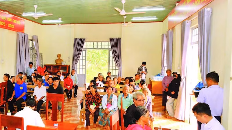 Y, bác sĩ Bệnh xá quân dân y (Trung đoàn 719, Binh đoàn 16) khám bệnh cho người dân tại xã Đắk Nhau, tỉnh Đồng Nai.