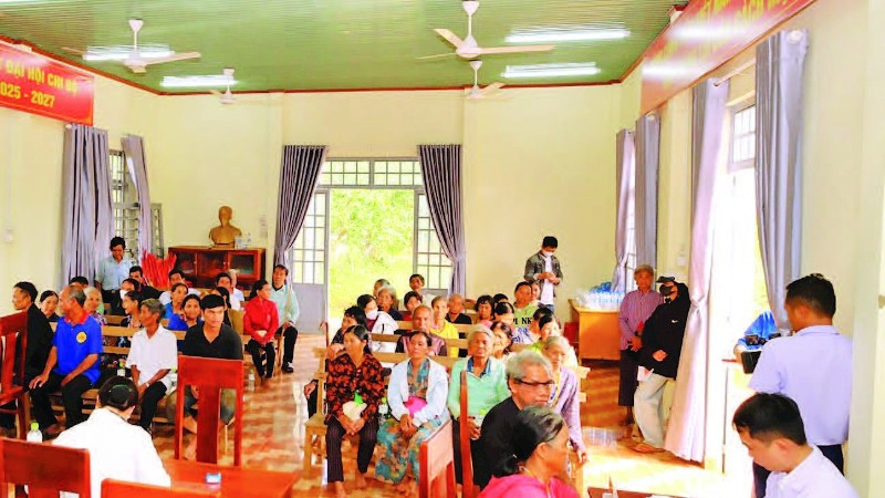 Y, bác sĩ Bệnh xá quân dân y (Trung đoàn 719, Binh đoàn 16) khám bệnh cho người dân tại xã Đắk Nhau, tỉnh Đồng Nai.