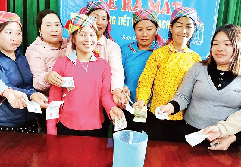 Hội viên Phụ nữ xã Sơn Vĩ tham gia quyên góp “Ống tiết kiệm 3 sạch”.