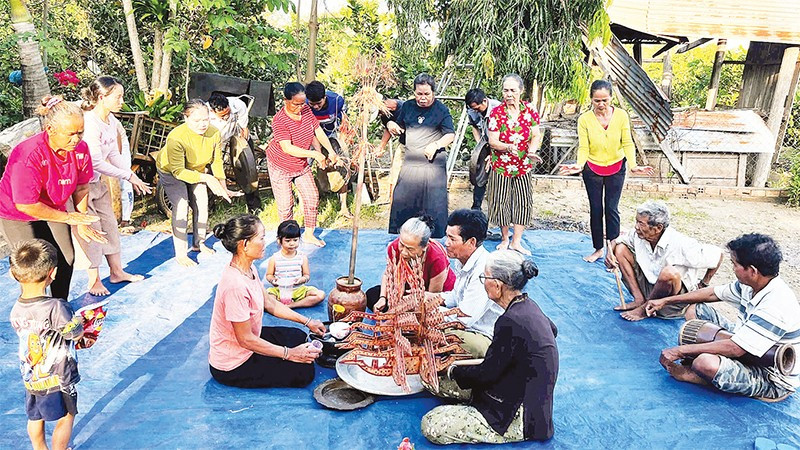 Đồng bào Xtiêng tập duyệt các nghi thức chuẩn bị cho Lễ hội mừng lúa mới.