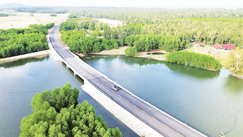 Đường ven biển Dung Quất-Sa Huỳnh đoạn qua xã Lân Phong và Mỏ Cày đã hoàn thành.