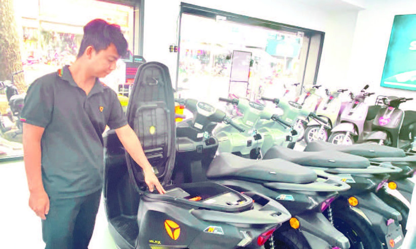 Một cửa hàng bán xe điện thương hiệu của Trung Quốc với mẫu mã đa dạng, chi phí phù hợp. (Ảnh QUÝ HIỀN)