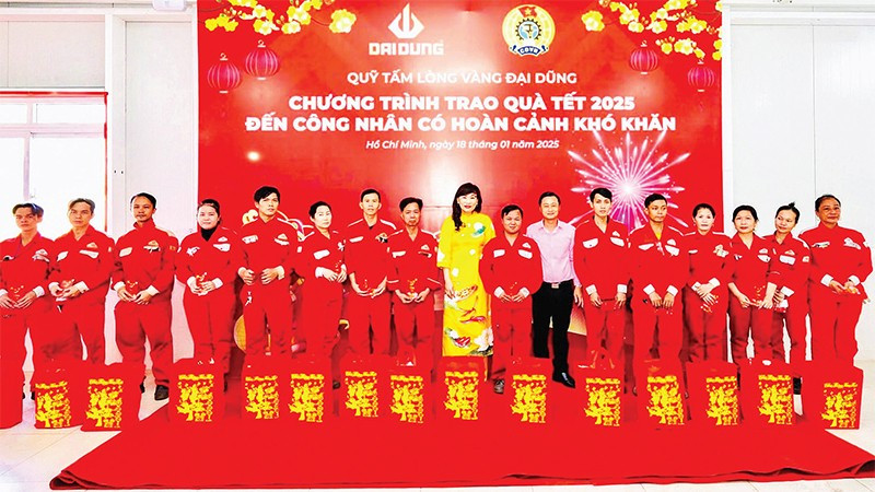 Công ty Cơ khí-Xây dựng-Thương mại Đại Dũng trao quà Tết tặng người lao động hoàn cảnh khó khăn.