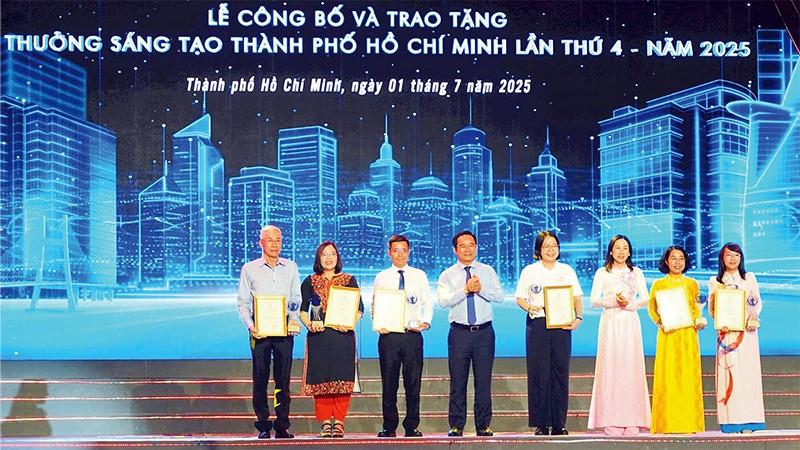 Trao Giải thưởng Sáng tạo lần 4, năm 2025 tặng tác giả, nhóm tác giả ở lĩnh vực quản lý nhà nước.