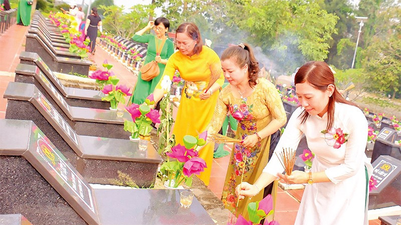 Giáo viên Trường mầm non Hoa Hồng thắp nhang tri ân tại các phần mộ liệt sĩ.