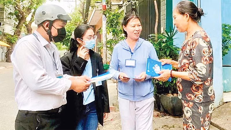 Nhân viên y tế tuyên truyền phòng chống sốt xuất huyết tại phường Tân Bình, Thành phố Hồ Chí Minh.