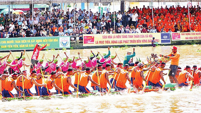 Hai đội đua tranh tài quyết liệt tại Giải đua ghe ngo trên dòng sông Maspéro, phường Phú Lợi, thành phố Cần Thơ.
