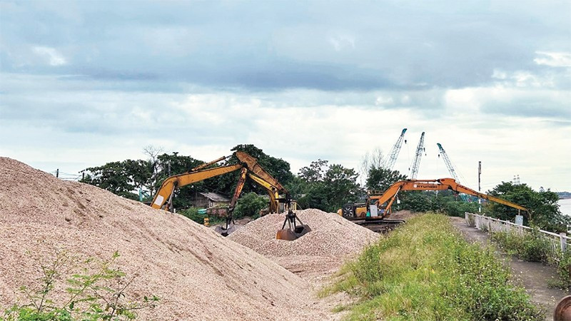 Vật liệu xây dựng được tập kết tại chân công trình cầu Đuống (mới).