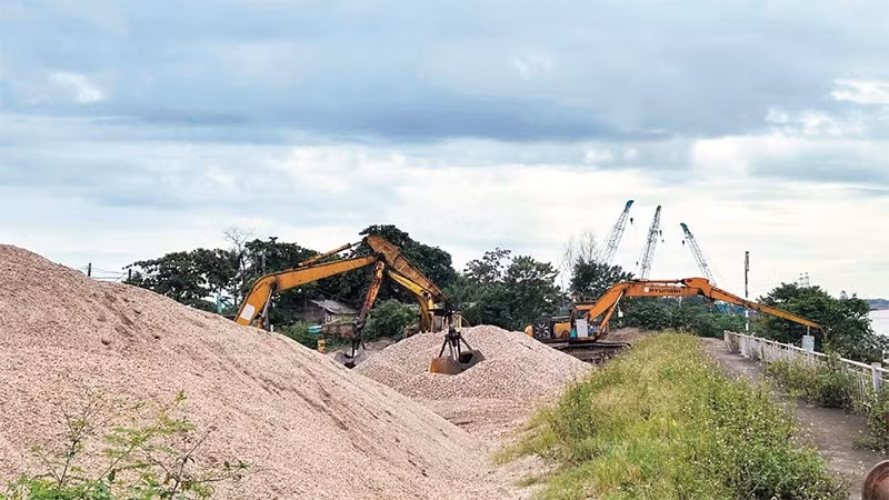 Vật liệu xây dựng được tập kết tại chân công trình cầu Đuống (mới).