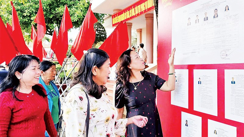 Cử tri tìm hiểu thông tin các ứng cử viên đại biểu Quốc hội khóa XVI - đơn vị bầu cử số 1 tỉnh Lâm Đồng.