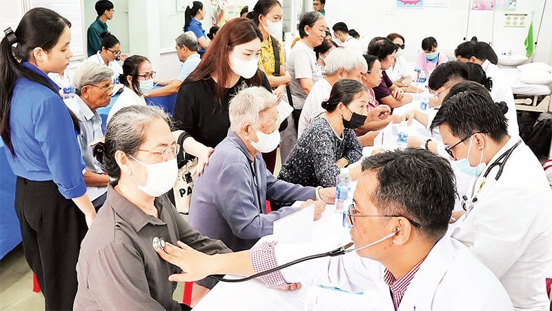 Bác sĩ Bệnh viện Thống Nhất khám bệnh miễn phí cho người cao tuổi ở phường Phú Thạnh, Thành phố Hồ Chí Minh.