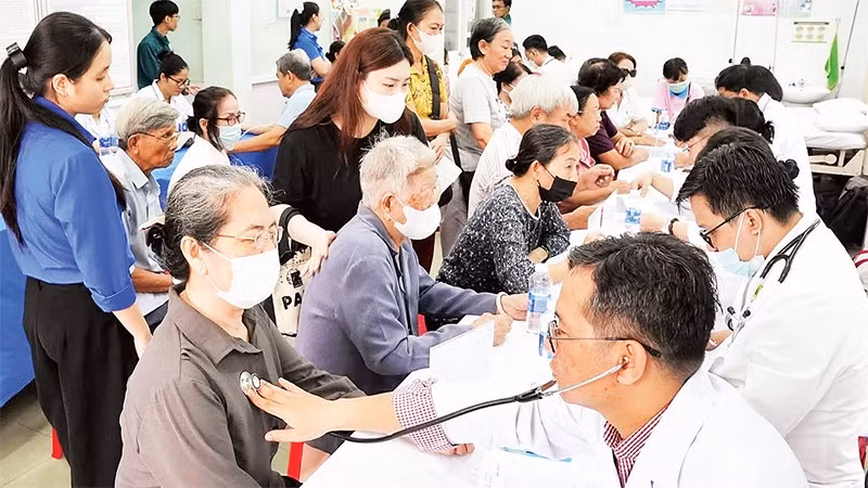 Bác sĩ Bệnh viện Thống Nhất khám bệnh miễn phí cho người cao tuổi ở phường Phú Thạnh, Thành phố Hồ Chí Minh.