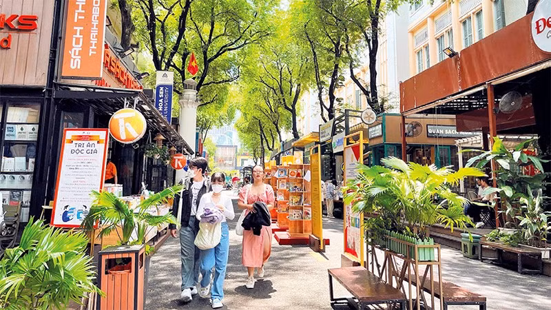 Không gian xanh mát tại Đường sách Thành phố Hồ Chí Minh. (Ảnh MẠNH HẢO)