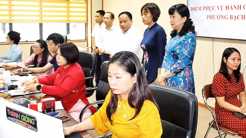 Lãnh đạo phường Bạch Mai kiểm tra hoạt động tại điểm phục vụ hành chính công phường Bạch Mai. (Ảnh ĐÌNH HIỆP)