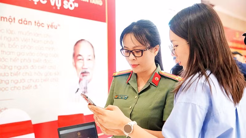 “Bình dân học vụ số”- cuộc cách mạng về tư duy và hành động nhằm phổ cập kỹ năng số cho các cán bộ, chiến sĩ công an Thủ đô.